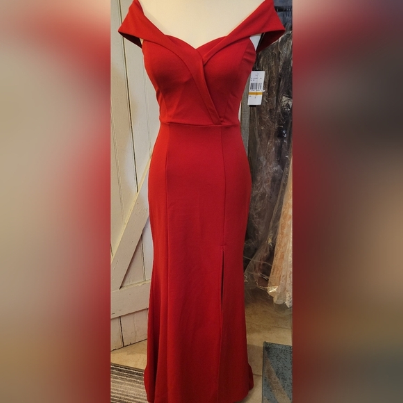 Elegant Red Off-Shoulder Evening Gown - Picture 2 of 7
